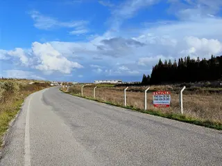 Öz-er Gayrimenkul'den Satılık Kadastral Yola Cepheli Tarla