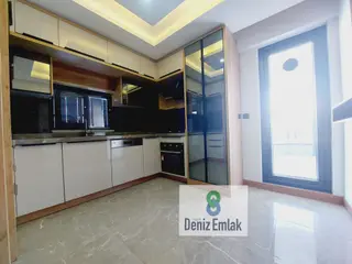 Denizden Akçayda Öncephe Arakat Kapalı Otoparklı Satılık 3+1 Daire.