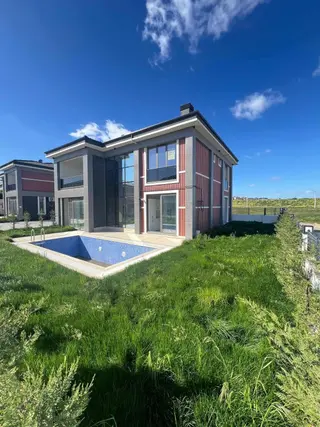 Çorlu Önerler'de Site İçi Mütakil Havuzlu Villa