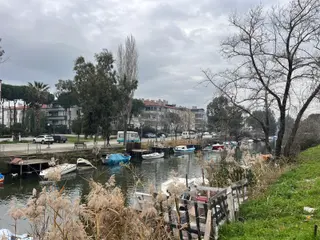 Akçay Sezgin Emlaktan Çay Manzaralı Denize 100m Fırsat 3+1 Daire