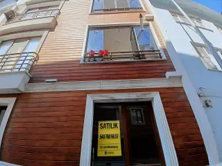 Edremit Merkezde Bahçe Kullanımlı Giriş Kat 2+1 Ön Cephe Daire