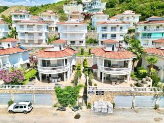 Kargıcakta Kale Ve Deniz Manzaralı, Havuzlu, Bahçeli Lüks Villa