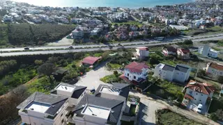 Seferihisar Akarca’da Deniz Manzaralı, Havuzlu Sitede Sıfır 3+1 Villalar