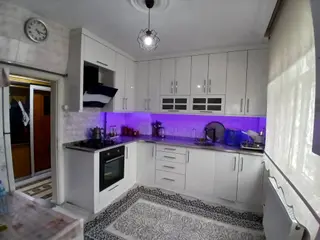 Akçay Emlak'tan Akşehir Cumhuriyet İlkokulu Yanında Bakımlı Doğalgazlı Ara Kat Satılık 2+1 Daire