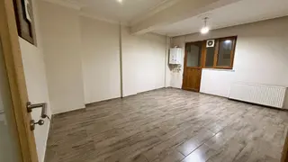 Emlak Uzmanı'ndan Zeytinburnu Yendioğan'da Cadde Üzeri 13 Yıllık Asansörlü Bodrum Daire