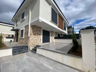 Hisar Mahallesinde Sıfır, Havuzlu, Site İçinde Satılık Villa