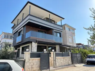 İzmir Seferihisar Payamlı Merkezde Geniş Ferah Yapılı Satılık 6+2 Tripleks