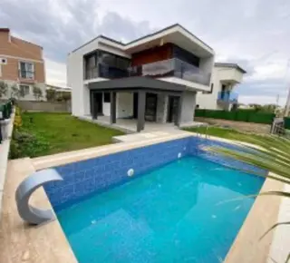 Kuşadası Güzelçamlı’da Doğa Manzaralı – Özel Havuzlu Akıllı 4+1 Müstakil Villa