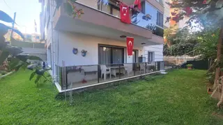Kuşadası Ege Mahallesinde Satılık Bahçe Katı Geniş Daire
