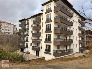 Kuttaş'tan Tosya Hacı Bektaş Caddesi Kocatepe Sokakta Sıfır Binada Katta 3+1 Satılık Daire