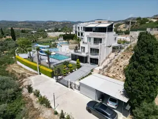 Kuşadasında Satılık Süper Lüks Eşyalı Tripleks Villa