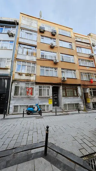 Beşiktaş Mısırlı Bahçe De Kısmi Mobilyalı, Boya Badanalı , 2 + 1