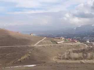 Gevaş Merkez'de Satılık 9 Dönüm Arsa