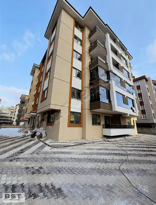 Erenler Mh Fetih Cd 100m Halı Saha Yanı 3 + 1 110 M2 Net