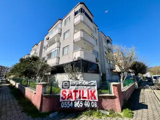 Akçay Sezgin Emlaktan Ön Cephe Ayrı Mutfaklı Satılık 3+1 Daire