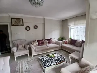 Akçay Emlak'tan Akşehir İstasyon Mahallesinde Asansörlü Ara Kat Komple Bakımlı Satılık 3+1 Daire