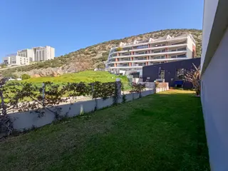 Kuşadası'nda Güvenlikli Havuzlu Sitede Bahçe Katı Daire