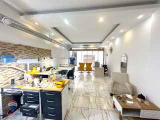 49 Karşıyaka Merkez'de Çarşı Yakını Okul Karşısı Kiralık Dükkan