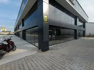 Tire Oto Plaza'da Köşe Konumda Kiralık İşyeri Tire Oto Plaza'da Köşe Konumda Kiralık İşyeri