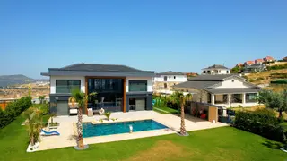 İzmir Foça'da Geniş Arsalı Havuzlu Şık Müstakil Villa