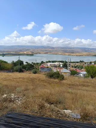 Sivas Gölova'da Göl Manzaralı İmarlı Satılık Arsa