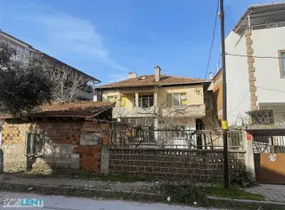 İçinde 2 Katlı Ev Olan Kıymetli Bir Bölgede Satılık Arsa