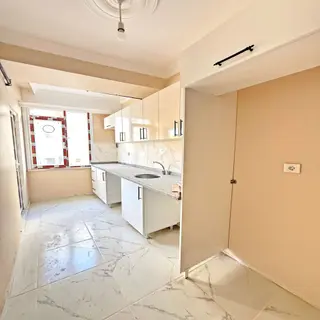 Bahçeşehir Lokasyonlu Yatırıma Ve Oturuma Uygun Satılık Daire