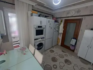 Koza Emlak'tan Selçuklu Mahalesinde Ara Katta *15 Yıllık* Üç Cepheli 3+1 Satılık Daire