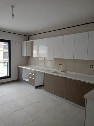 Göl Manzaralı Kapalı Mutfaklı 3+1 Kiralık Daire
