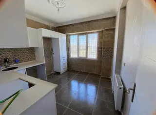 Uygun Fiyatlı 2+1 Ara Kat Daire Çözüm Emlak'ta