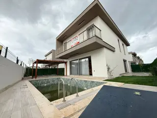 Sahile 700m-guvenlık-özelhavuz-bahçe-otopark-yerden Isıtma-lüx-akıllı Ev-full Esyalı-tamamı Müstakil