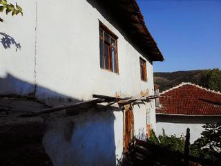 Dursunbey İlçesi Veliler Köyünde Avlulu Kerpiç Ev Dursunbey İlçesi Veliler Köyünde Avlulu Kerpiç Ev