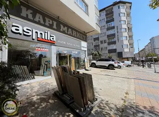 Stm'den Ana Cad. Güzel Konumda Satılık Köşebaşı 2 Katlı İşyeri