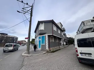 Üçelden Merkezi Konumda 3 Katlının 1.katı Satılık 2+1 Daire