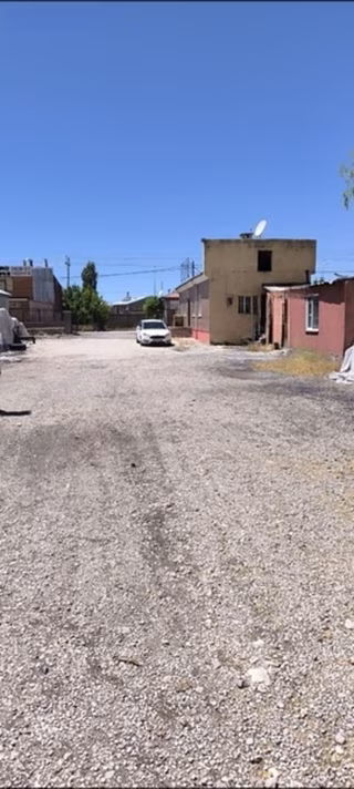 Kömürcüler Sitesinde Satılık Depo Ve 1.260 M2 Arsa