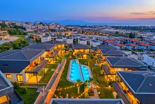 Kuşadası Karaoavada Avm'ler Bölgesinde 3+1 Geniş Bahçeli Havuzlu Sitede Fırsat Villa