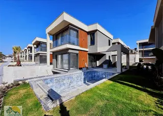 Kuşadası Soğucak'ta Full Deniz Manzaralı Lüks Villa