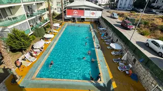 Altınkuma 1 Km Havuzlu Asansörlü Geniş Balkonlu 2+1 Daire