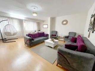 Kuşadası Merkezde Yatırımlık Satılık 4+1 Geniş Daire