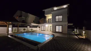 Stop'tan Sahil Kordona Yakın Kiralık Havuzlu Lüx Villa