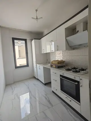 Akçay Emlak'tan Akşehir Meydan Mahallesi Çarşı Merkezde Sıfır Kiralık 2+0 Daire
