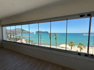 Kuşadası Emsalsiz Lokasyon Sahil Yolunda Deniz Manzaralı Yalı Dairesi