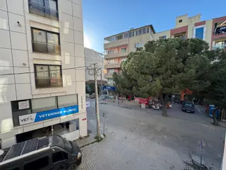 Zeki Emlak'tan Manisa Muradiye Mahallesinde Cadde Üstü Satılık 1+1 Daire