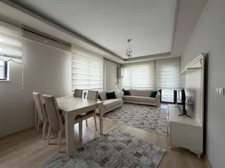 Alaçatı'dan İncek'te Ara Kat Güney Cephe Cambalkonlu Eşyalı 1+1