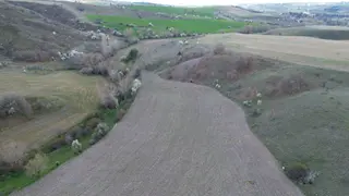 Sahibinden Kazan Akçaören'de Yola Cepheli, Su Yanında 5.000 M² Tek Tapu
