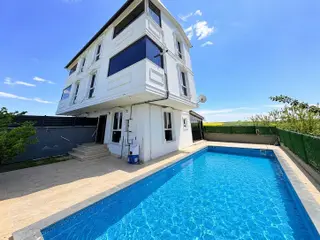 Yeniçiftlikte Modern Mimarili, Isıtmalı Havuzlu 4+1 Lüks Villa