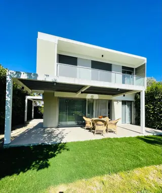 Alaçatı Göbene Mevkiinde Havuzlu Site İçinde Kiralık Villa