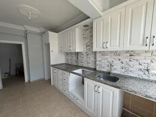Yağmur Emlaktan Acil Cadde Ve Güney Cepheli İçi Yapılı 3+1 Daire
