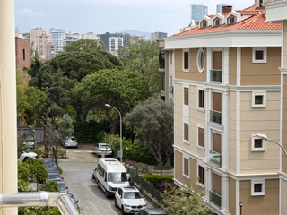 Moda Sahil'de 200m2 Kısmi Manzaralı 2 Banyolu 2.kat Kiralık 4+1