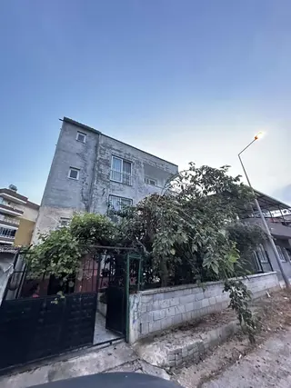 Uçanyapıdan Yalınayakta 3 Katlı Müstakıl Bahçeli